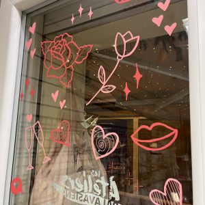 décoration de vitrine pour la saint valentin à Palavas-les-flots