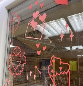 décoration de vitrine pour la saint valentin à Palavas-les-flots